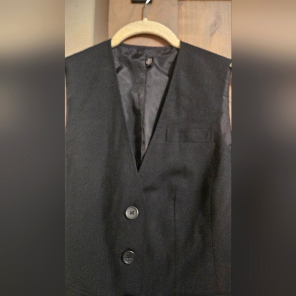 OOBE Tailored Vest In Black. Size XXS - Picture 6 of 8